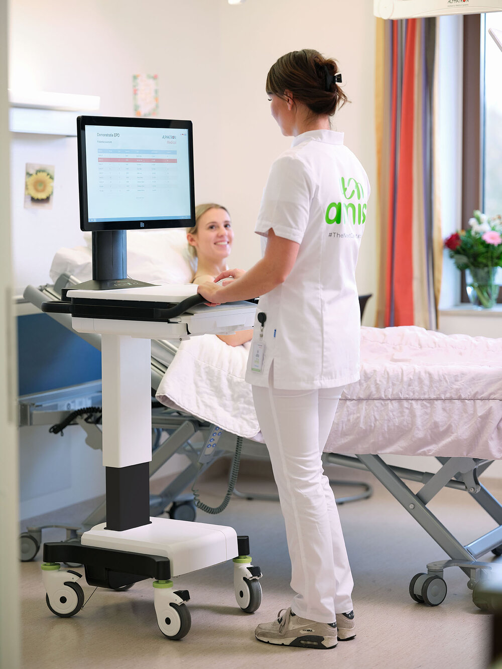 AMiS-X_Chariot de soins et d'informatique chez le patient
